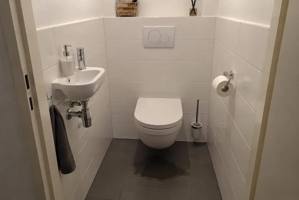 Lekdetectie Buren – natte vloer bij een toilet