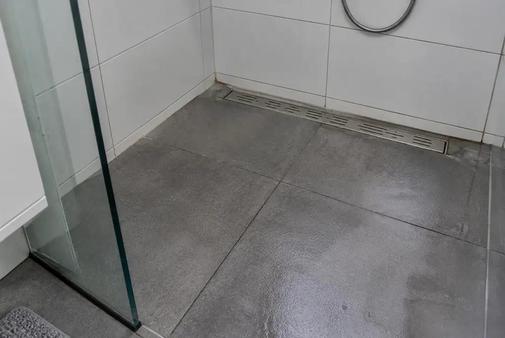 Lekdetectie Buren – lekkende inloopdouche met natte voegen