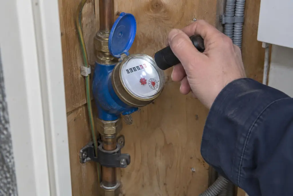 Lekdetectie Buren – watermeter in de meterkast controleren met een zaklamp